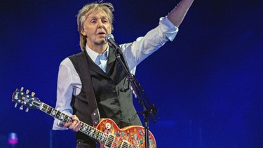 Paul McCartney steht beim Glastonbury Festival 2022 mit einer bunten Gitarre auf der Bühne | Bild: dpa-Bildfunk/Joel C Ryan
