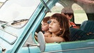 Filmbild aus "Alcarràs – Die letzte Ernte": Kinder spielen in einem alten Auto | Bild: Piffl Medien GmbH