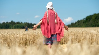 Eine Frau steht in einem Weizenfeld | Bild: picture alliance / dpa | Sven Hoppe