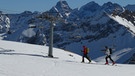 Umstritten, aber erlaubt: Skitourengeher auf der Piste.  | Bild: BR/ Georg Bayerle