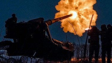 15.12.2022, Ukraine, Bachmut: Ukrainische Soldaten feuern eine Pion (M-1975)  Kanonenhaubitze auf russische Stellungen in der Nähe von Bachmut. Foto: Libkos/AP/dpa +++ dpa-Bildfunk +++ | Bild: dpa-Bildfunk/Libkos