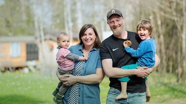 Julia und Steffen Lorenz leben mit ihren Kindern in Finsterau an der Grenze zu Tschechien - und betreiben dort einen Campingplatz. | Bild: BR/ Sabrina Türschmann 