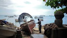 Bootsbauer in Stone Town auf Sansibar in Tanzania bei der Arbeit: Die traditionellen Boote Ostafrikas werden immer noch in Handarbeit gebaut. Sie sind das wichtigste Transportmittel an der Küste, schnell und wendig. | Bild: picture alliance / Britta Pedersen/dpa-Zentralbild/ZB | Britta Pedersen