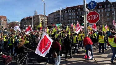 Warnstreiks im öffentlichen Dienst: Gewerkschaftsmitglieder auf dem Weg zur Kundgebung in Nürnberg. | Bild: BR
