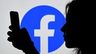User kritisieren Plattformen wie Facebook dafür, dass sie Posts löschen oder Accounts sperren.  | Bild: Olivier Douliery / AFP
