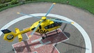 ADAC Hubschrauber mit Notarzt kurz vor dem Aufsetzen auf dem Landeplatz | Bild: picture alliance / CHROMORANGE | CHROMORANGE