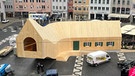Der vom niederländischen Architekturbüro MVRDV gestaltete Holzpavillon wird auf dem Augsburger Rathausplatz aufgebaut. | Bild: BR/Barbara Leinfelder