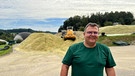Landwirt Klaus Jekle vor seiner Biogasanlage und seinem Hackschnitzelvorrat | Bild: BR / Christian Meckel