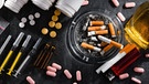 Die meisten Menschen sterben an legalen Drogen wie Zigaretten und Alkohol. | Bild: picture alliance / Zoonar