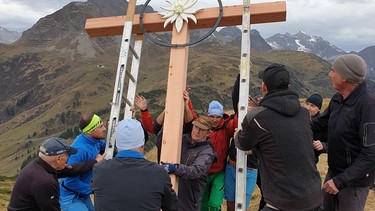 Gemeinsamer Kraftakt: Die Sportler aus Haldenwang haben ein Gipfelkreuz auf dem gleichnamigen Berg aufgestellt. | Bild: privat