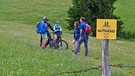 Mountainbiker und Fußgänger im Chiemgau | Bild: BR