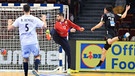 Handball-WM, Viertelfinale, Frankreich - Deutschland: Deutschlands Patrick Groetzki (rechts) erzielt gegen Frankreichs Torwart Remi Desbonnet. | Bild: picture alliance/dpa/ Jan Woitas