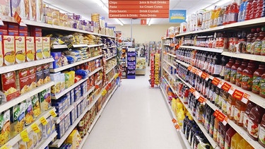 Gefüllte Regale im Supermarkt | Bild: picture-alliance/dpa