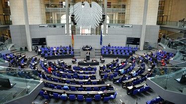 Der Bundestag hat zuletzt einige Neuerungen beschlossen, die zum 1. Juli in Kraft treten - wie hier bei seiner Sondersitzung zur Mehrwertsteuer | Bild: picture alliance/Bernd Von Jutrczenka/dpa