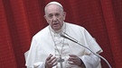 Papst Franziskus in weißem Gewand vor einem roten Vorhang  | Bild: picture alliance/Stefano Spaziani