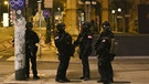 Schwerbewaffnete Polizisten sind am Montagabend in der Wiener Innenstadt im Einsatz. | Bild: Ronald Zak/dpa
