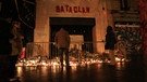 Gedenkenam ersten Jahrestag an die Anschlagsopfer vor der Konzerthalle Bataclan.  | Bild: picture alliance/CITYPRESS 24