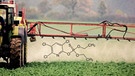 Symbolbild: Pestizidausbringung auf dem Feld, Formel von "Chlorpyrifos" | Bild: picture-alliance/dpa, Montage: BR