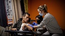 Ein junger Mann mit Behinderung erhält den Corona-Impfstoff. | Bild: picture alliance / ANP | ROBIN VAN LONKHUIJSEN