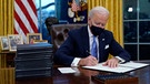 US-Präsident Joe Biden unterzeichnet seine erste Anordnung (Executive Order) im Oval Office des Weißen Hauses. | Bild: dpa-Bildfunk
