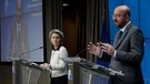 Ursula von der Leyen und Charles Michel nehmen an einer Pressekonferenz am Ende eines EU-Videogipfeles teil.  | Bild: dpa-Bildfunk/Olivier Hoslet