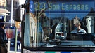 Mallorca: Menschen mit Masken steigen inmitten der Corona-Pandemie in einen Bus ein. Die Regionalregierung der Balearen empfahl explizit, in öffentlichen Verkehrsmitteln zu schweigen, um die Corona-Ansteckungsgefahr zu reduzieren. | Bild: dpa-Bildfunk/Clara Margais