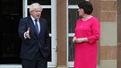 Die nordirische Regierungschefin Arlene Foster im Gespräch mit Großbritanniens Premier Boris Johnson | Bild: picture alliance / empics | Brian Lawless