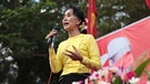 Die myanmarische Politikerin und Friedensnobelpreisträgerin Aung San Suu Kyi wurde im Zuge eines Militärputschs festgenommen | Bild: picture alliance / ASSOCIATED PRESS | Taro Nishijima