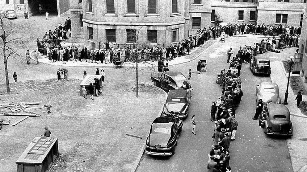 Archivbild: Menschen stehen in New York Schlange für die Pockenimpfung  | Bild: picture alliance / AP Photo 