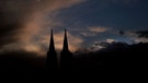 Hinter dem Kölner Dom ziehen Wolken an der untergehenden Sonne vorbei. | Bild: picture alliance/dpa | Oliver Berg