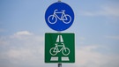 Symbolbild eines Schildes für einen Radl-Schnellweg. | Bild: picture alliance/dpa | Arne Dedert