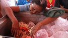 Trauernde Frau am Sarg eines Toten in Myanmar | Bild: picture alliance
