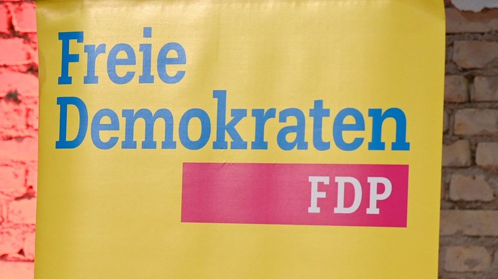 Ein Plakat der FDP. | Bild: dpa-Bildfunk/Arne Dedert