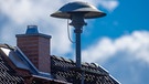 Eine Alarmsirene steht auf einem Hausdach. | Bild: picture-alliance/dpa