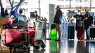 Fluggäste an einem Check-in Schalter | Bild: pa/dpa/Christoph Schmidt
