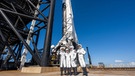 Jared Isaacman (rechts) und seine drei Passagiere stehen vor der "Dragon"-Raumkapsel. | Bild: picture alliance / Newscom | SPACEX