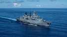 Die Fregatte Bayern am 18.10.2021 bei einer Operation mit der US-Marine im Philippinischen Meer östlich von Taiwan. | Bild: picture alliance / ZUMAPRESS.com | Mc3 Andrew Langholf/U.S. Navy