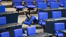 Ein umgedrehter Stuhl liegt auf dem Boden im Plenarsaal  | Bild: Monika Skolimowska/dpa-Zentralbild/dpa