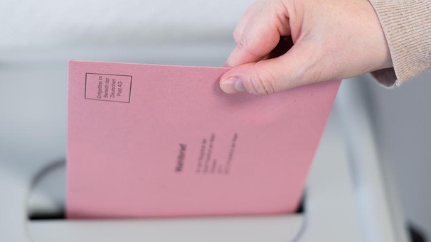 Frau wirft Wahlbrief in eine Wahlurne | Bild: pa/dpa/Arne Dedert