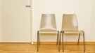 Leere Stühle in einem Wartezimmer.  | Bild: BR Bild / stock.adobe.com/ Jürgen Fälchle