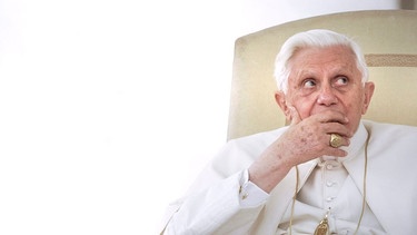 Der emeritierte Papst Benedikt XVI. und frühere Erzbischof Josef Ratzinger. | Bild: picture alliance / Stefano Spaziani | Stefano Spaziani