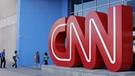 USA, Atlanta: Menschen gehen in das Gebäude des CNN-Senders.  | Bild: Erik S. Lesser/EPA/dpa