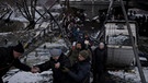 Ukraine: Männer und Frauen überqueren auf der Flucht aus Irpin einen behelfsmäßigen Weg unter einer zerstörten Brücke. Aus der Ukraine sind seit Beginn des russischen Einmarschs mehr als zwei Millionen Menschen geflohen. | Bild: picture-alliance/dpa