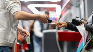 Fahrkartenkontrolle in der Nürnberger U-Bahn | Bild: picture alliance/dpa | Daniel Karmann