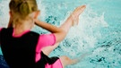 Mädchen am Beckenrand eines Schwimmbades | Bild: dpa-Bildfunk/Uwe Anspach