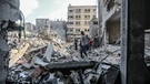 Palästinensische Autonomiegebiete, Rafah: Palästinenser inspizieren die Trümmer eines Gebäudes. | Bild: dpa-Bildfunk/Mohammed Talatene