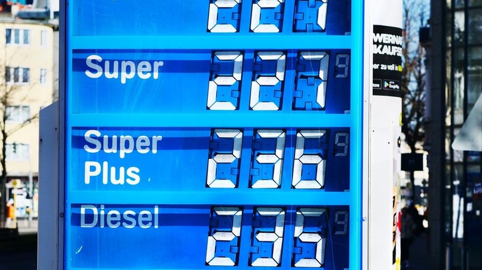 13.03.2022, Berlin: Die Preise für Super, Super E10, Super Plus und Diesel liegen bei einer Tankstelle über 2,20 Euro.  | Bild: picture-alliance/dpa