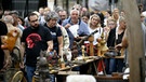 Menschen besuchen Anfang September einen Flohmarkt in Lille. Ende Juli endete in Frankreich der Gesundheitsnotstand. | Bild: Francois Lo Presti/ AFP