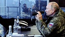 Wladimir Putin beobachtet Militärübung | Bild: Mikhail Klimentyev/Pool Sputnik Kremlin/AP/dpa