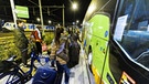 Reisende versammeln sich am Einstiegspunkt am Bahnhof Maastricht zur Abfahrt des Flixbus nach Kiew.  | Bild: picture alliance / ANP | Marcel van Hoorn